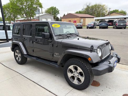 Used 2017 Jeep Wrangler Unlimited Sahara w/ Connectivity Group AWD/4WD image 6