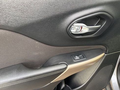 Used 2018 Jeep Cherokee Latitude w/ Cold Weather Group image 30