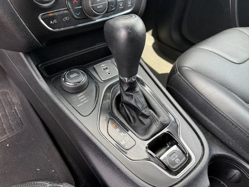 Used 2019 Jeep Cherokee Limited AWD/4WD image 21
