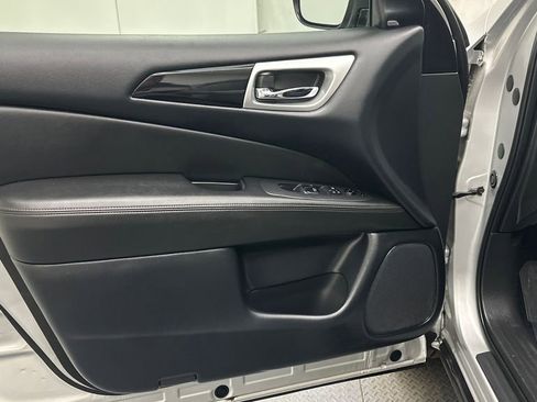Used 2019 Nissan Pathfinder SV w/ SV Tech Package AWD/4WD image 16