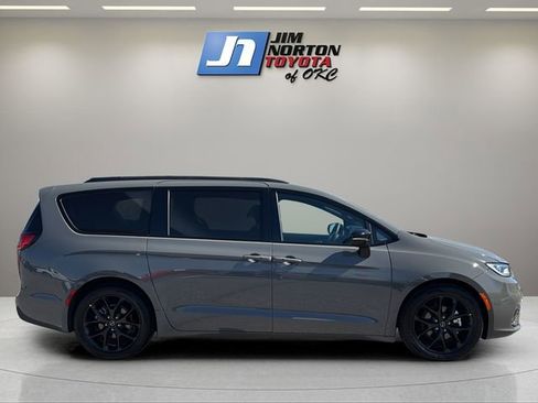 Used 2025 Chrysler Pacifica Limited FWD image 4