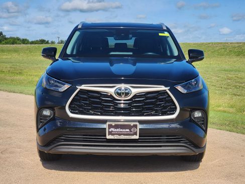 Used 2023 Toyota Highlander XLE FWD image 6