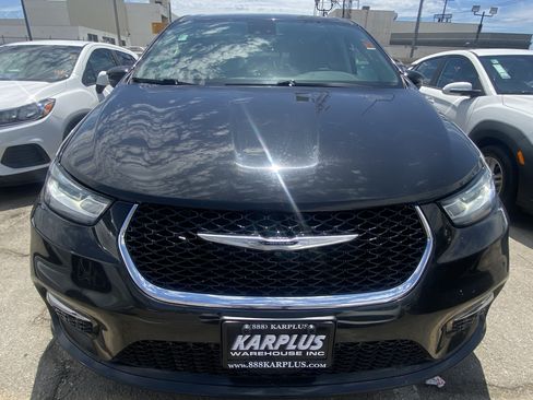 Used 2023 Chrysler Pacifica Touring-L FWD image 3