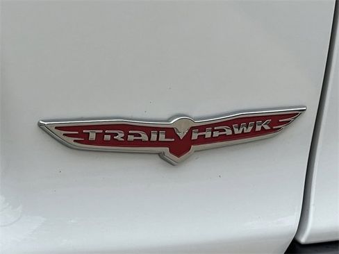 Used 2022 Jeep Cherokee Trailhawk image 9