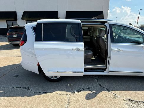 Used 2019 Chrysler Pacifica Touring-L FWD image 23