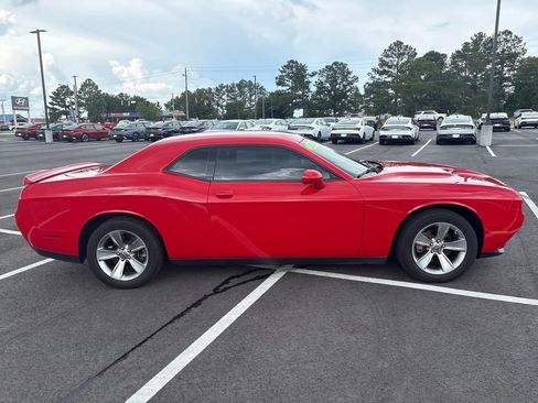 Used 2022 Dodge Challenger SXT RWD image 33