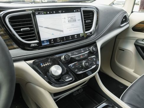 Used 2022 Chrysler Pacifica Limited w/ Uconnect Theater Family Group FWD image 21