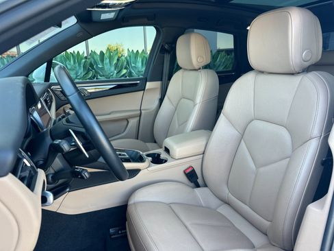 Certified 2023 Porsche Macan AWD/4WD image 5