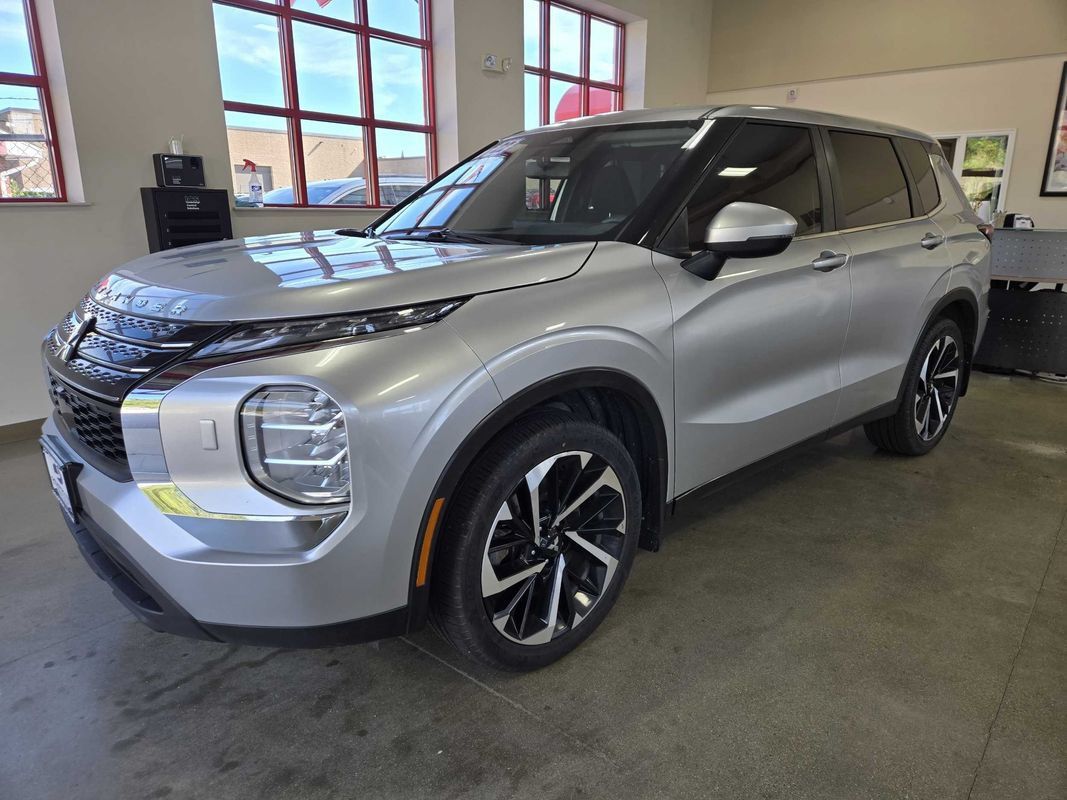 Used 2022 Mitsubishi Outlander ES AWD/4WD image 3