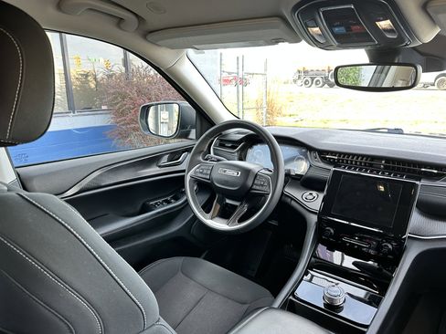 Used 2023 Jeep Grand Cherokee L Laredo image 28