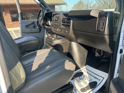Used 2017 Chevrolet Express 2500 image 19