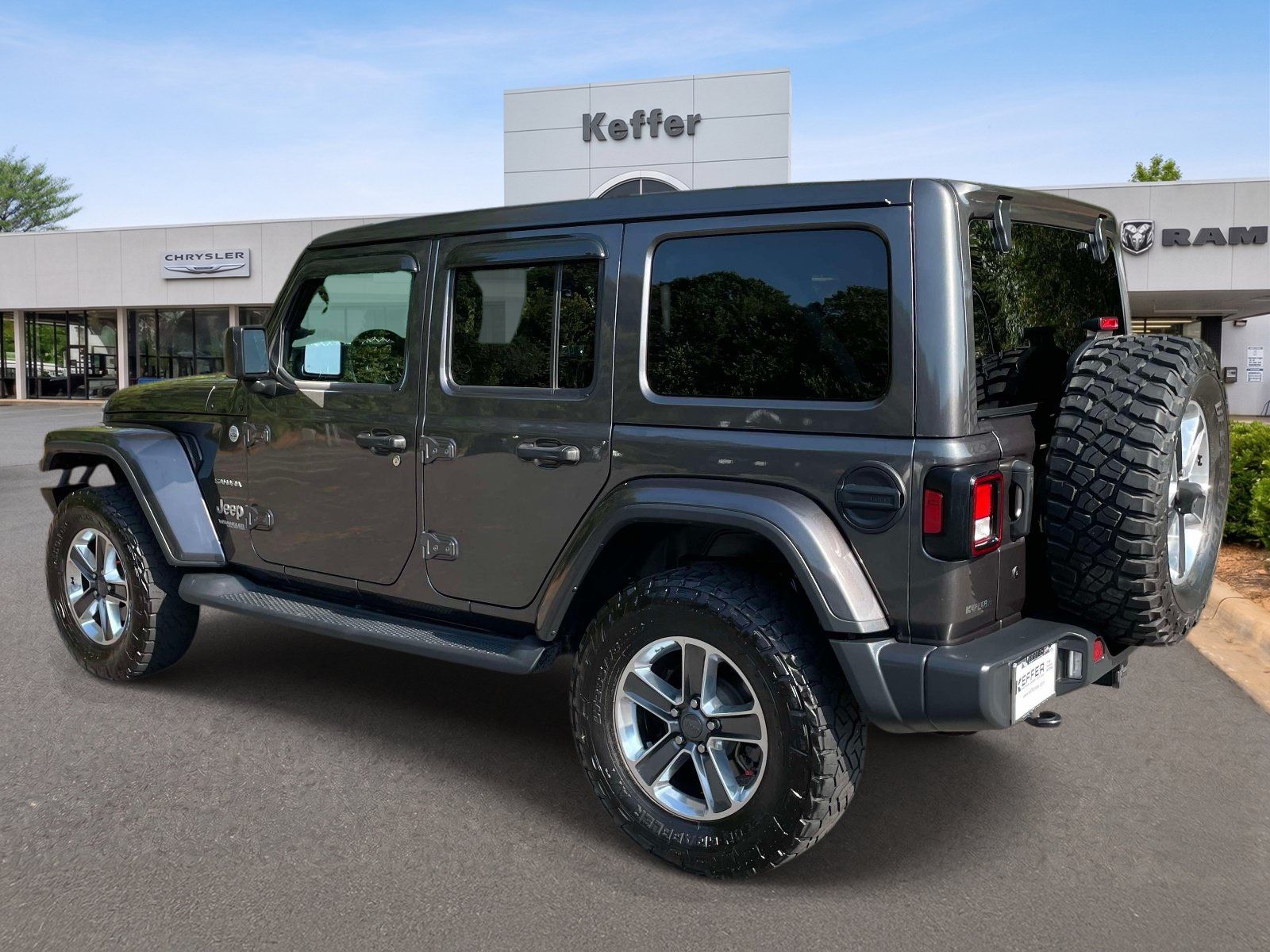 Used 2019 Jeep Wrangler Unlimited Sahara AWD/4WD image 4
