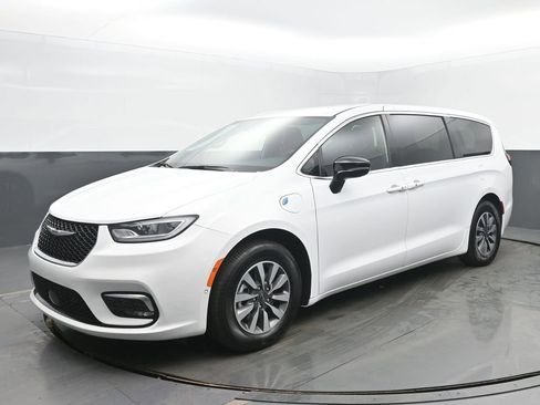 Used 2025 Chrysler Pacifica Select w/ Uconnect Theater Family Group FWD image 1