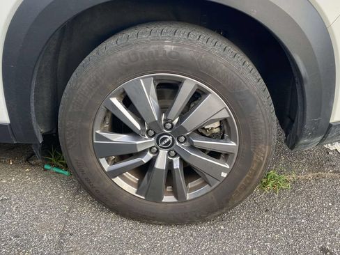 Used 2025 Nissan Pathfinder SV FWD image 10