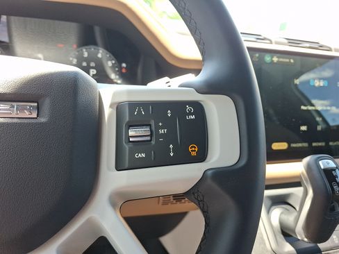 Used 2025 Land Rover Defender 110 X-Dynamic SE AWD/4WD image 22