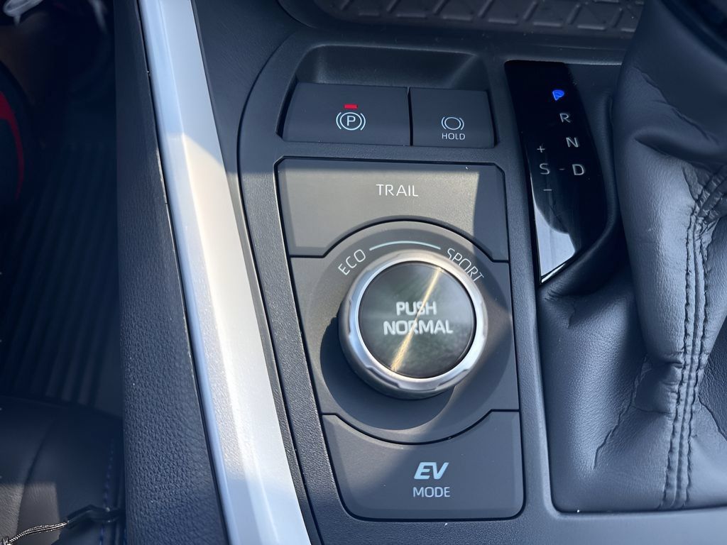 Used 2025 Toyota RAV4 XSE w/ Weather Package AWD/4WD image 23