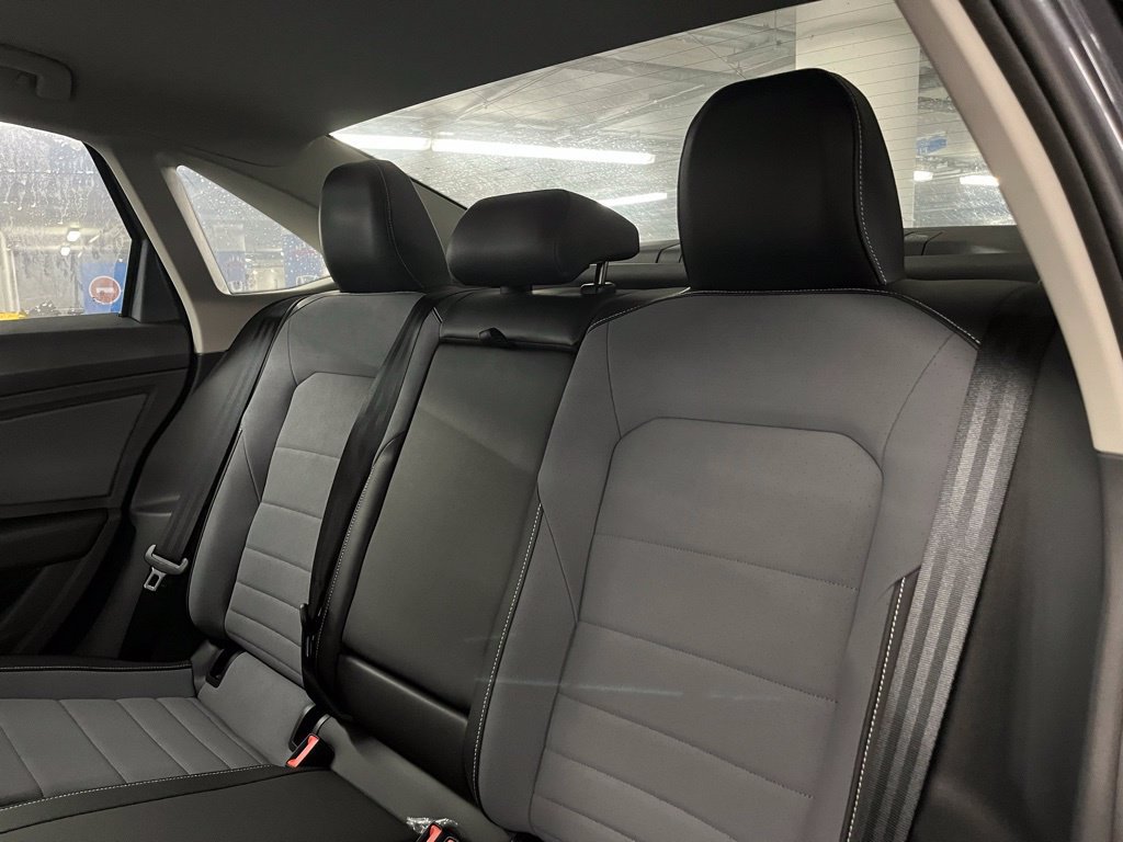 Used 2025 Volkswagen Jetta SE FWD image 17