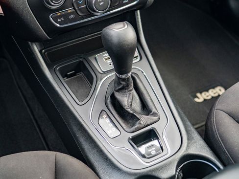Used 2019 Jeep Cherokee Latitude w/ Popular Appearance Group FWD image 24