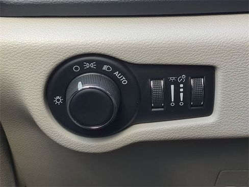 Used 2018 Chrysler Pacifica Touring w/ Tire & Wheel Group image 28