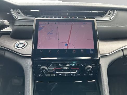 Used 2025 Jeep Grand Cherokee Limited w/ Luxury Tech Group II AWD/4WD image 2