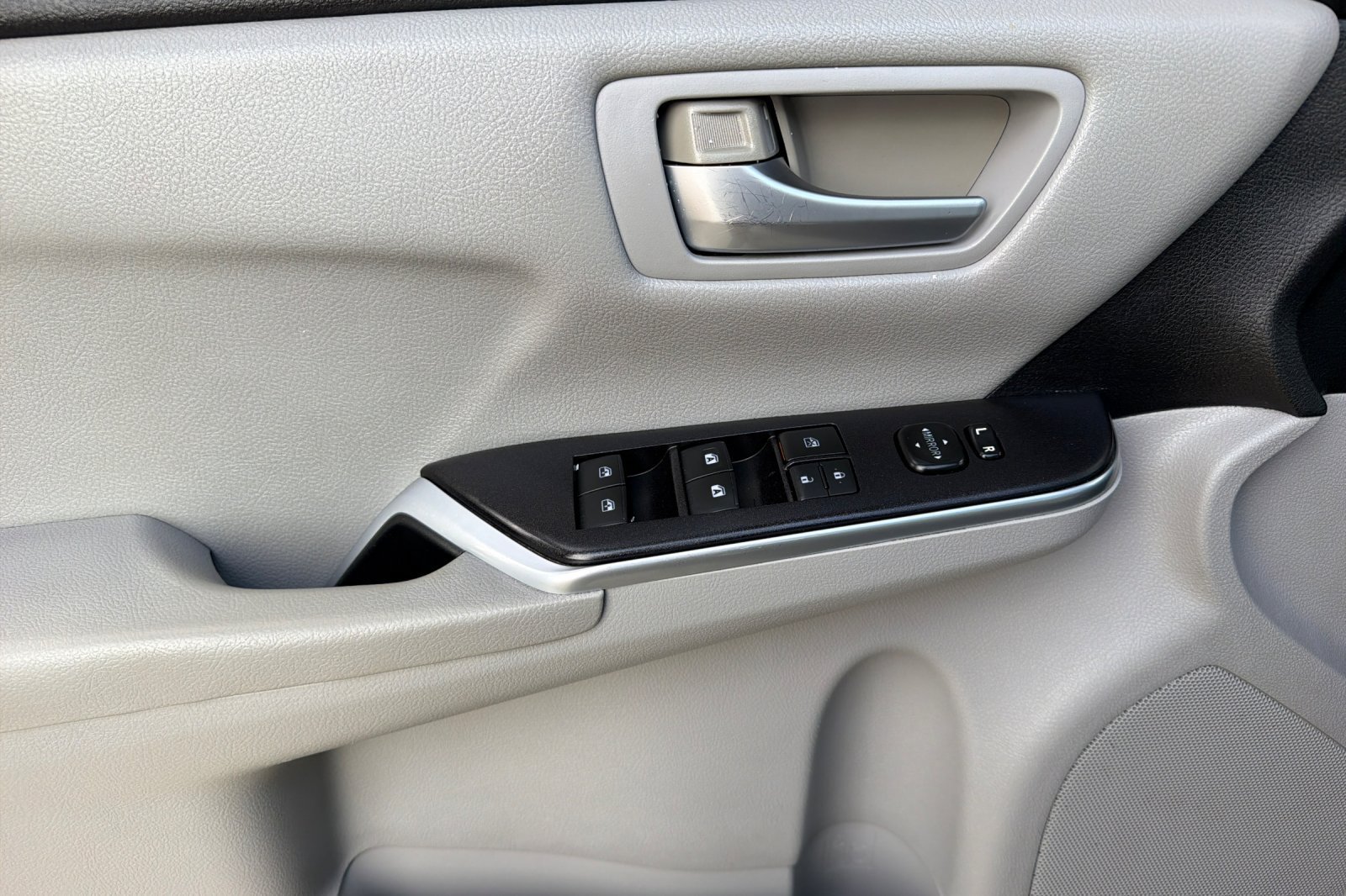 Used 2016 Toyota Camry SE FWD image 13