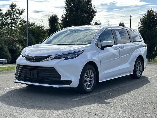 Used 2026 Toyota Sienna LE AWD/4WD image 1