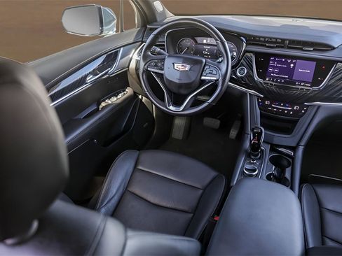 Used 2025 Cadillac XT6 Premium Luxury image 29