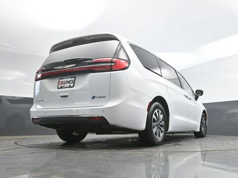 Used 2024 Chrysler Pacifica Limited FWD image 38