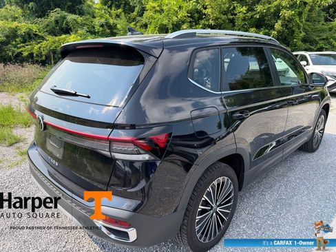 Used 2025 Volkswagen Taos SE w/ Panoramic Sunroof Package FWD image 5