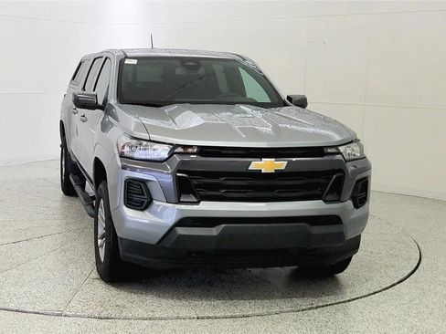 Used 2025 Chevrolet Colorado LT AWD/4WD image 2