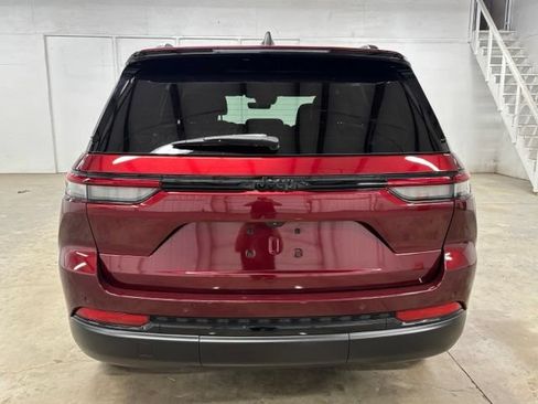 Used 2025 Jeep Grand Cherokee Altitude RWD image 6