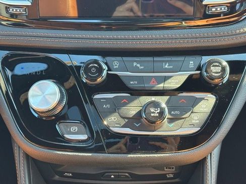 New 2026 Chrysler Pacifica Pinnacle image 10