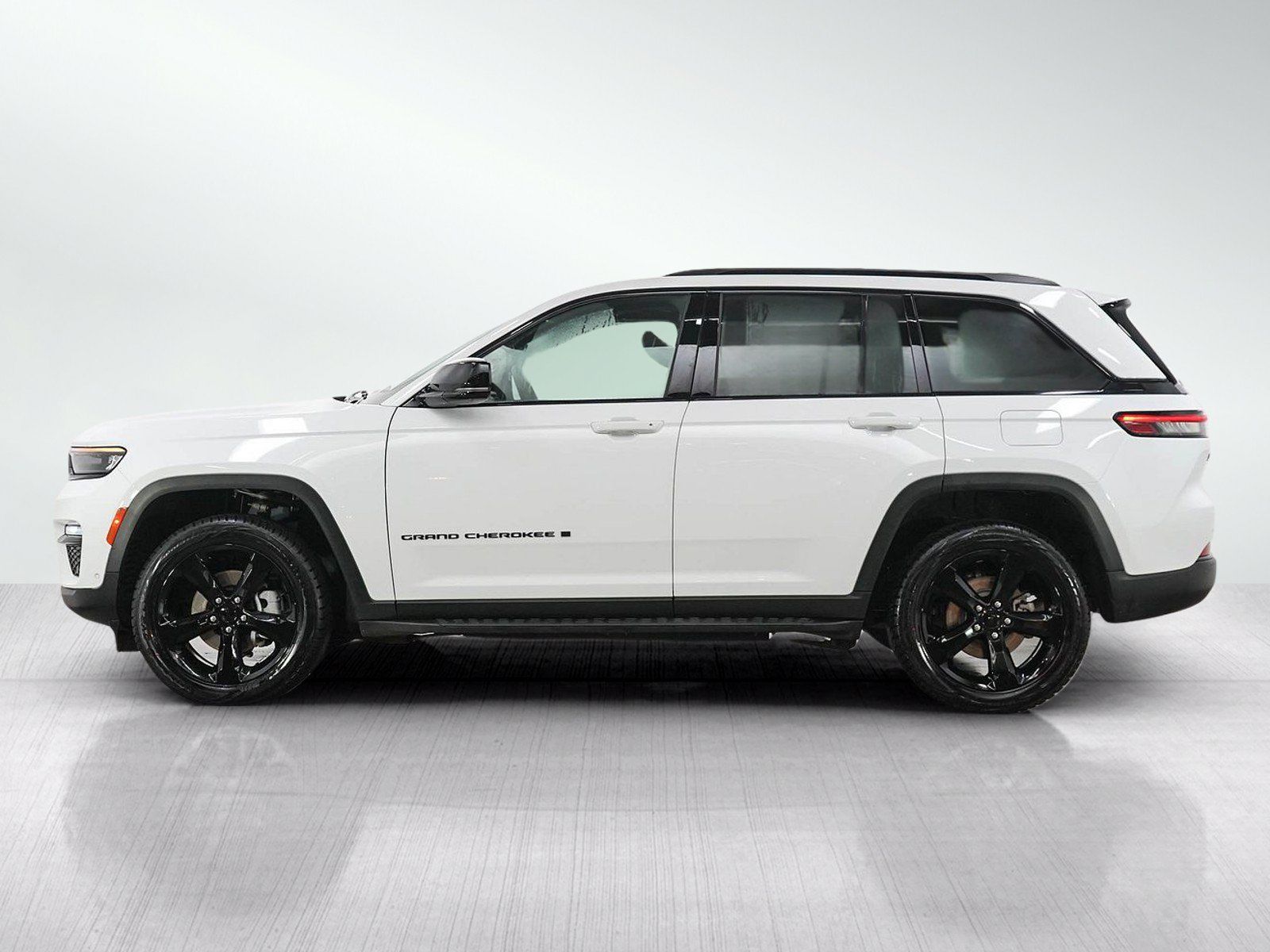 Used 2024 Jeep Grand Cherokee Limited w/ Luxury Tech Group II AWD/4WD image 3