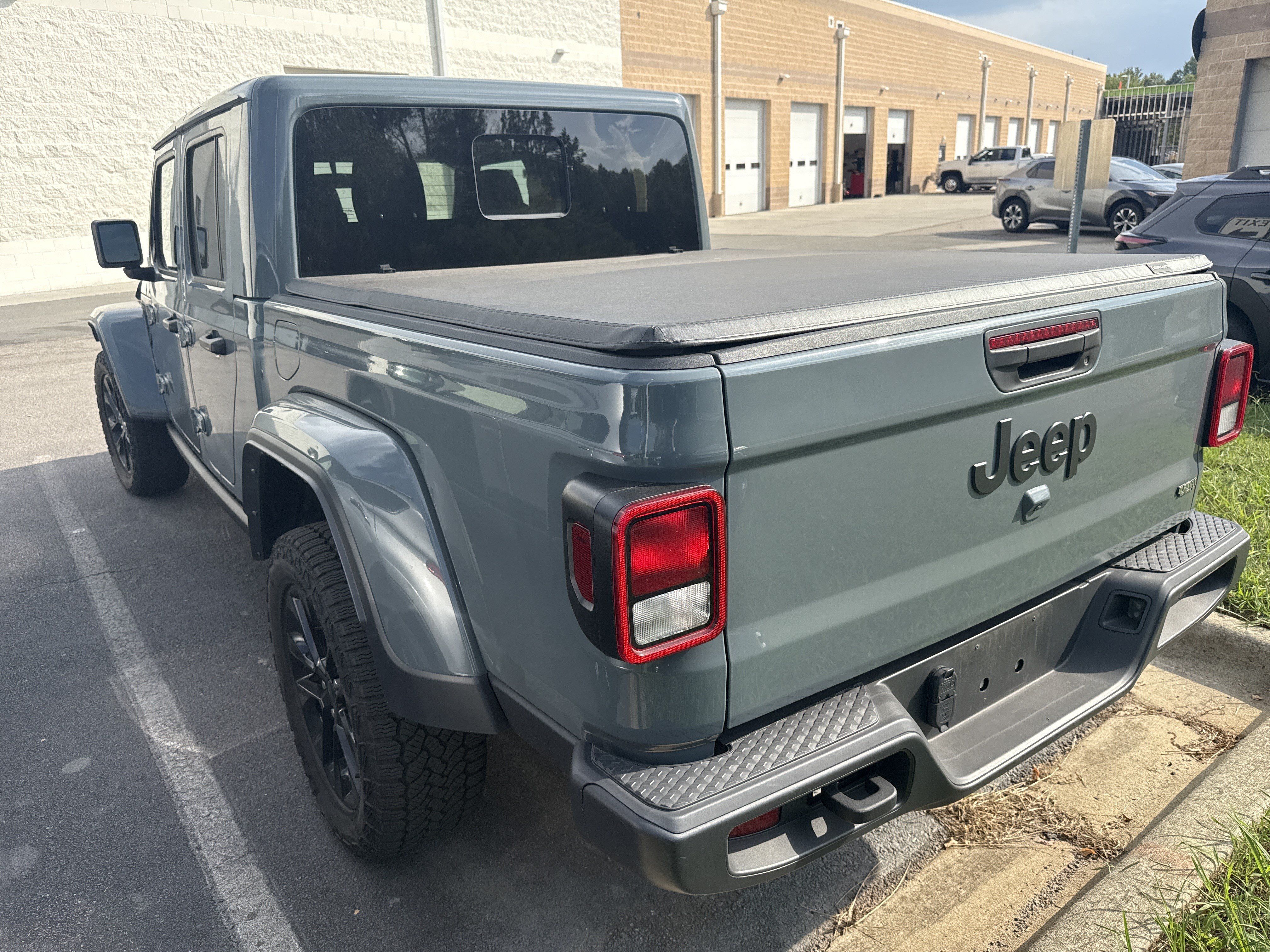 Used 2025 Jeep Gladiator Sport AWD/4WD image 6