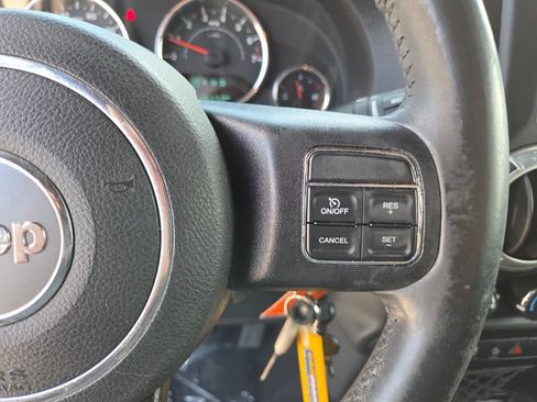 Used 2017 Jeep Wrangler Unlimited Sahara w/ Connectivity Group AWD/4WD image 35