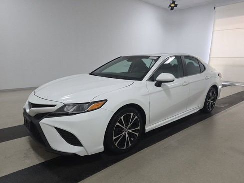 Used 2018 Toyota Camry SE FWD image 1