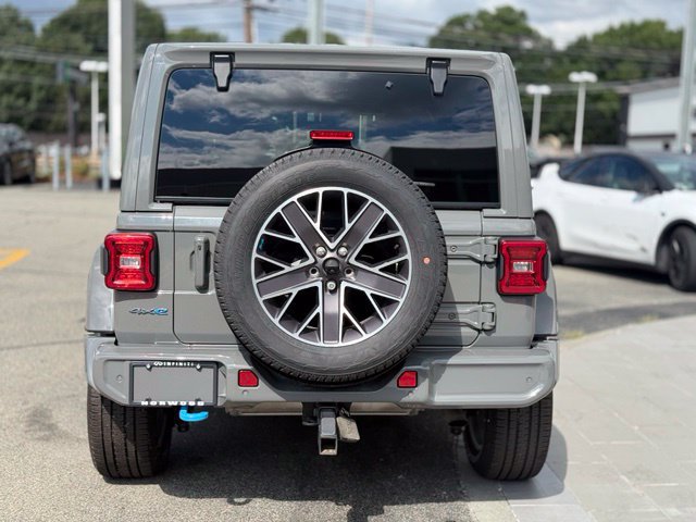 Used 2023 Jeep Wrangler Unlimited Sahara AWD/4WD image 5