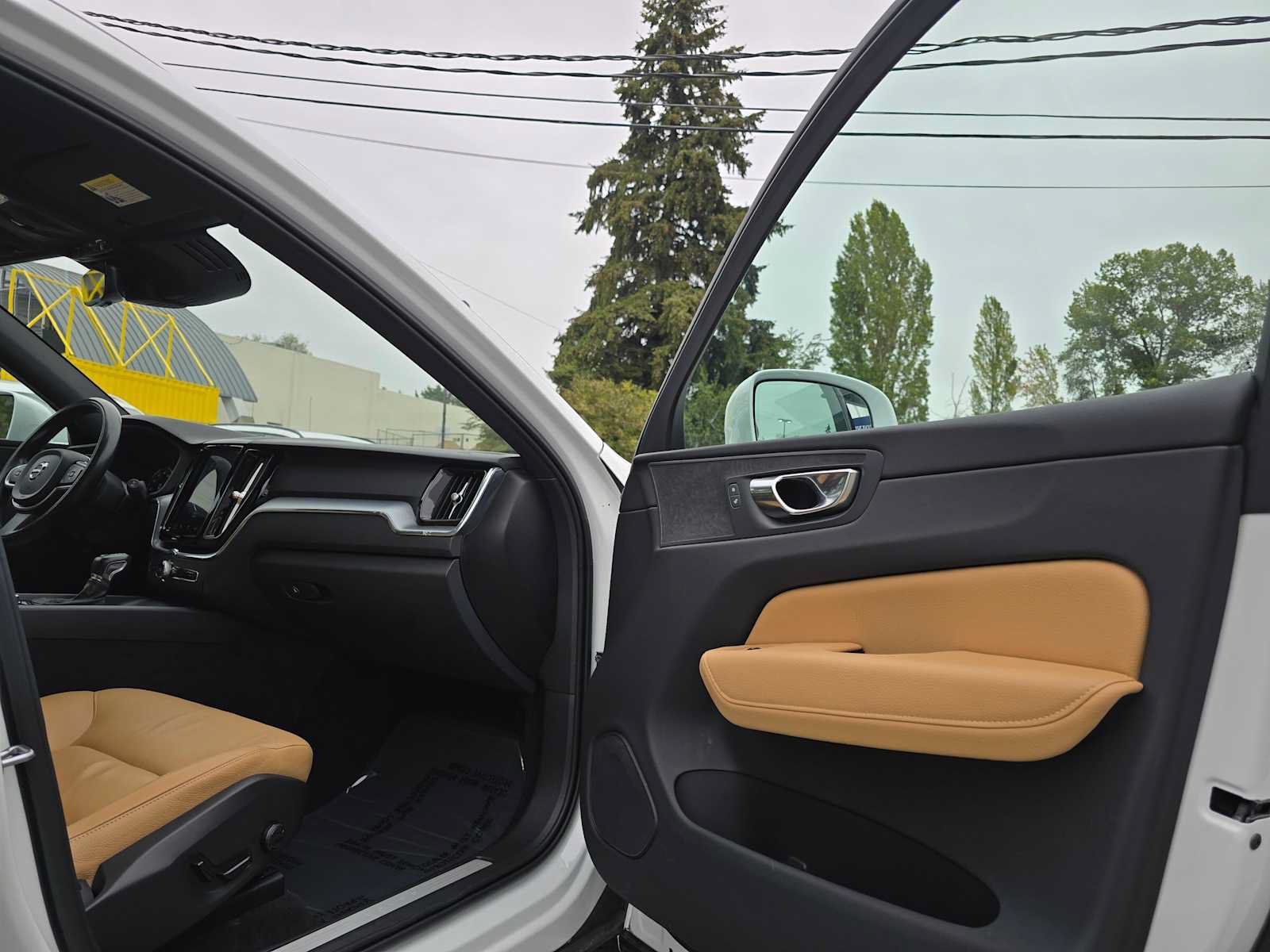 Used 2020 Volvo XC60 T5 Momentum w/ Protection Package AWD/4WD image 11