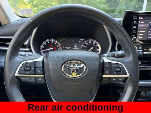 Used 2022 Toyota Highlander XLE AWD/4WD image 16