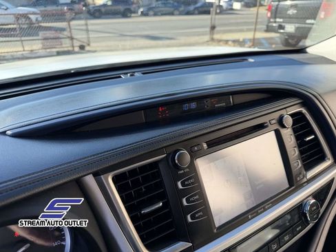 Used 2019 Toyota Highlander XLE image 38