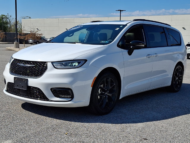 Used 2025 Chrysler Pacifica Limited FWD image 6