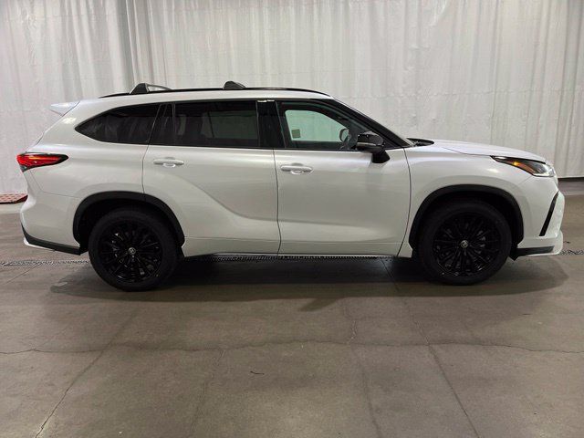 Used 2023 Toyota Highlander XSE AWD/4WD image 3