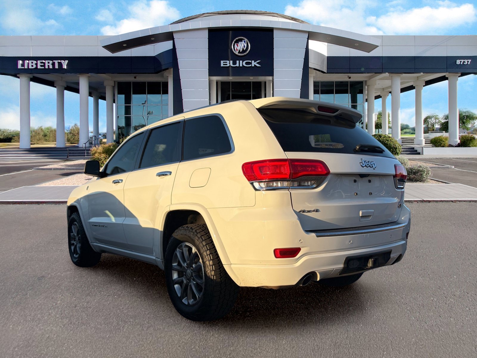Used 2014 Jeep Grand Cherokee Overland AWD/4WD image 3