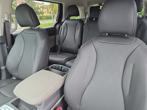 New 2027 Kia Carnival FWD image 21