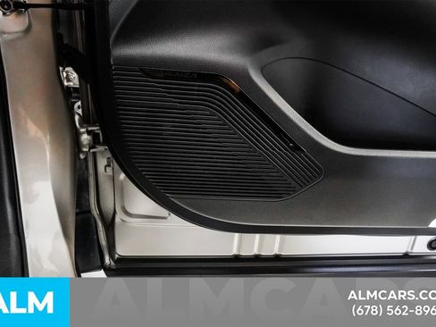 Used 2022 Toyota Venza XLE image 45