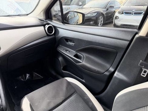 Used 2021 Nissan Versa SV image 18