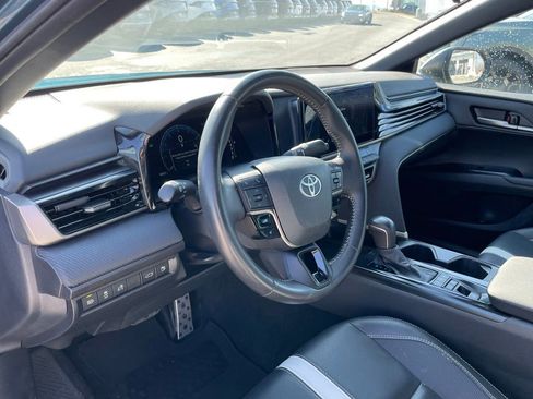 Used 2025 Toyota Camry SE image 9