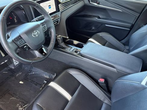 Used 2025 Toyota Camry SE FWD image 5