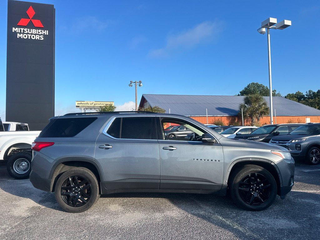 Used 2021 Chevrolet Traverse LT w/ LPO, Blackout Package AWD/4WD image 2