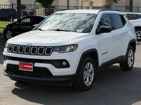 Used 2024 Jeep Compass Latitude AWD/4WD image 3